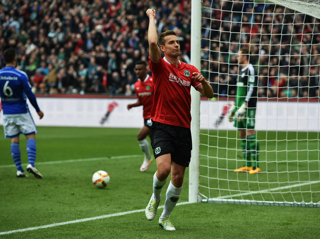 Artur Sobiech traf gegen Schalke und will trotz des Abstieges bei Hannover 96 bleiben Artur Sobiech traf gegen Schalke und will trotz des Abstieges bei Hannover 96 bleiben