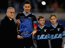 Vor der Partie gegen den AC Florenz wurde Miroslav Klose (hier mit seinen beiden Söhnen) von Klubboss Claudio Lotito verabschiedet