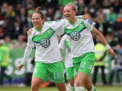Alexandra Popp (re.) und Vanessa Bernauer bejubeln den Sieg des VfL