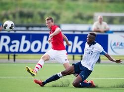 Robert Mühren (l.) schiet op doel tijdens het competitieduel Jong AZ Alkmaar - Koninklijke HFC (18-09-2016).