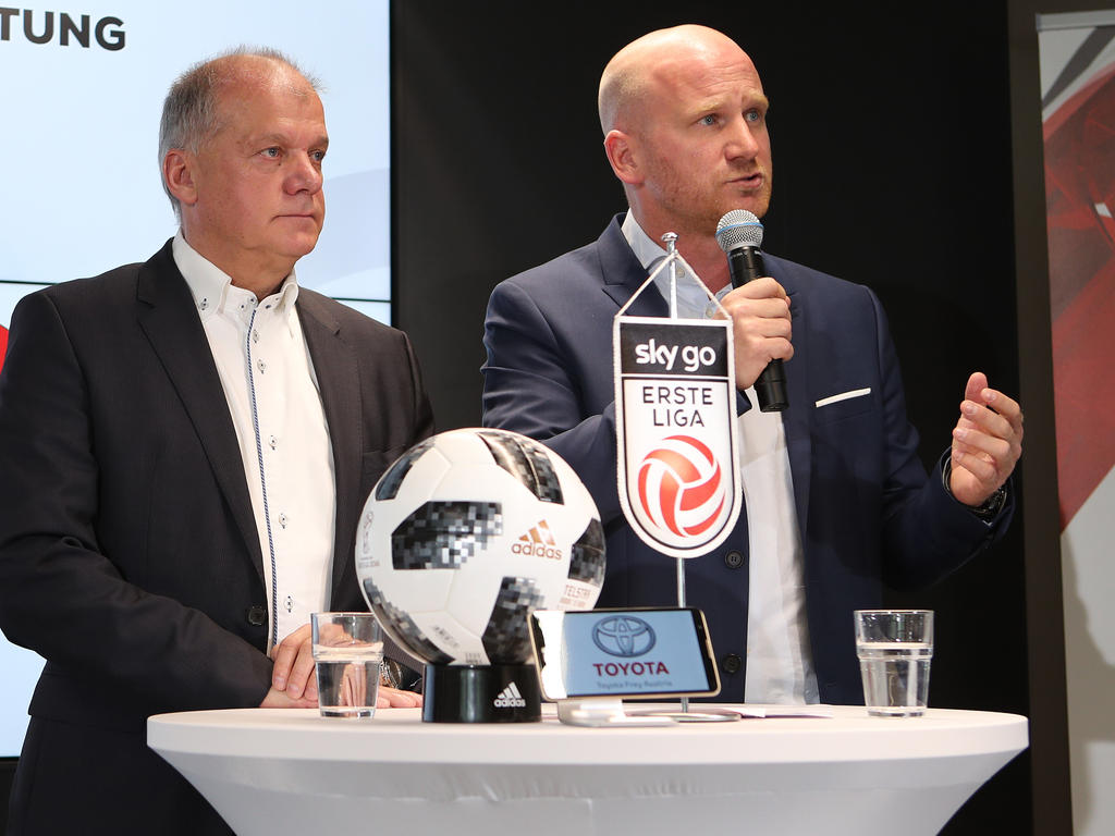 Erwin Fuchs und Bundesliga-Vorstand Christian Ebenbauer