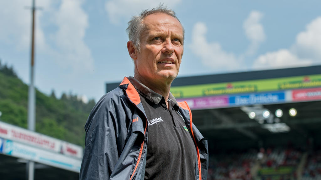 Freiburgs Trainer Christian Streich ist nach einem Bandscheibenvorfall noch nicht wieder einsatzfähig