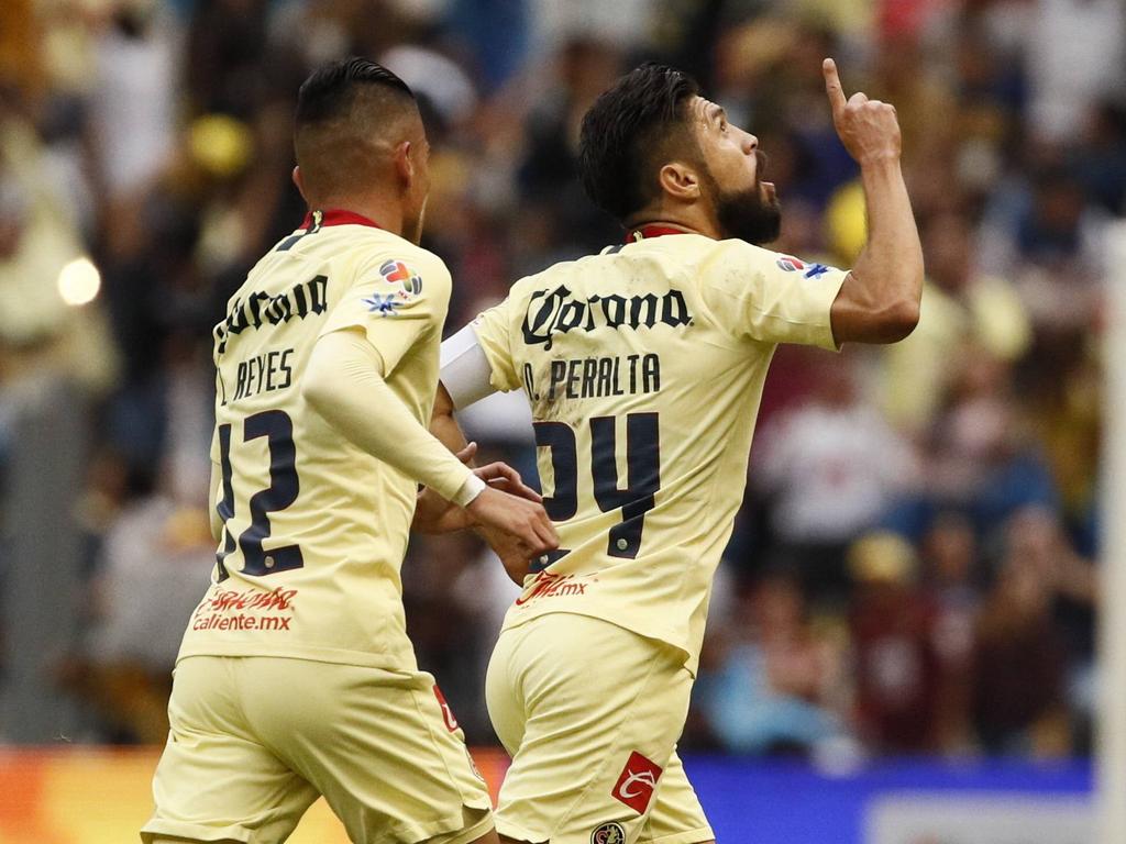 Oribe Peralta celebra con su compañero Reyes su tanto. (Foto: Imago)