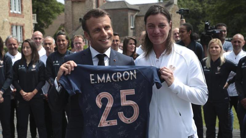 Frankreichs Präsident Emmanuel Macron zu Gast im Trainingslager der französischen Fußball-Frauen