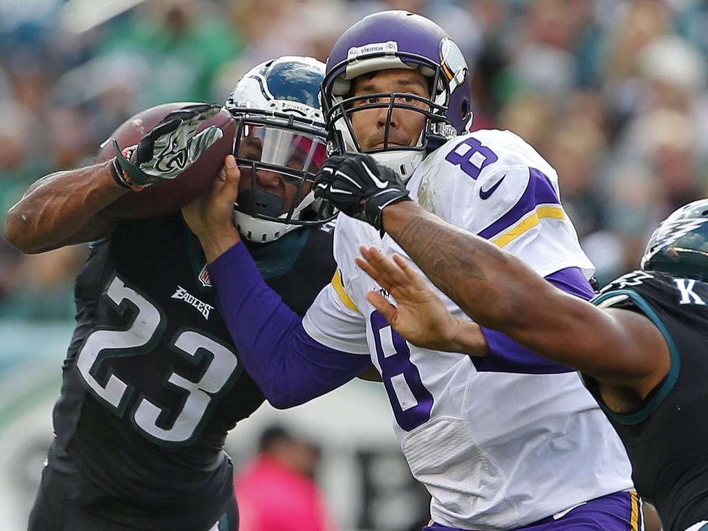Und noch ein Fumble! Sam Bradford hatte mit der gegnerischen Defense zu kämpfen Und noch ein Fumble! Sam Bradford hatte mit der gegnerischen Defense zu kämpfen