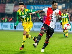 Tyronne Ebuehi (l.) vecht om de bal met Eljero Elia (r.) tijdens de bekerwedstrijd Feyenoord - ADO Den Haag. (14-12-2016)