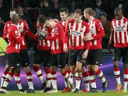 De spelers van PSV vieren de treffer van Héctor Moreno. Davy Pröpper, Jetro Willems, Moreno, Santiago Arias, Gastón Pereiro, Luuk de Jong, Siem de Jong en Nicolas Isimat-Mirin doen dat. (04-03-2017)
