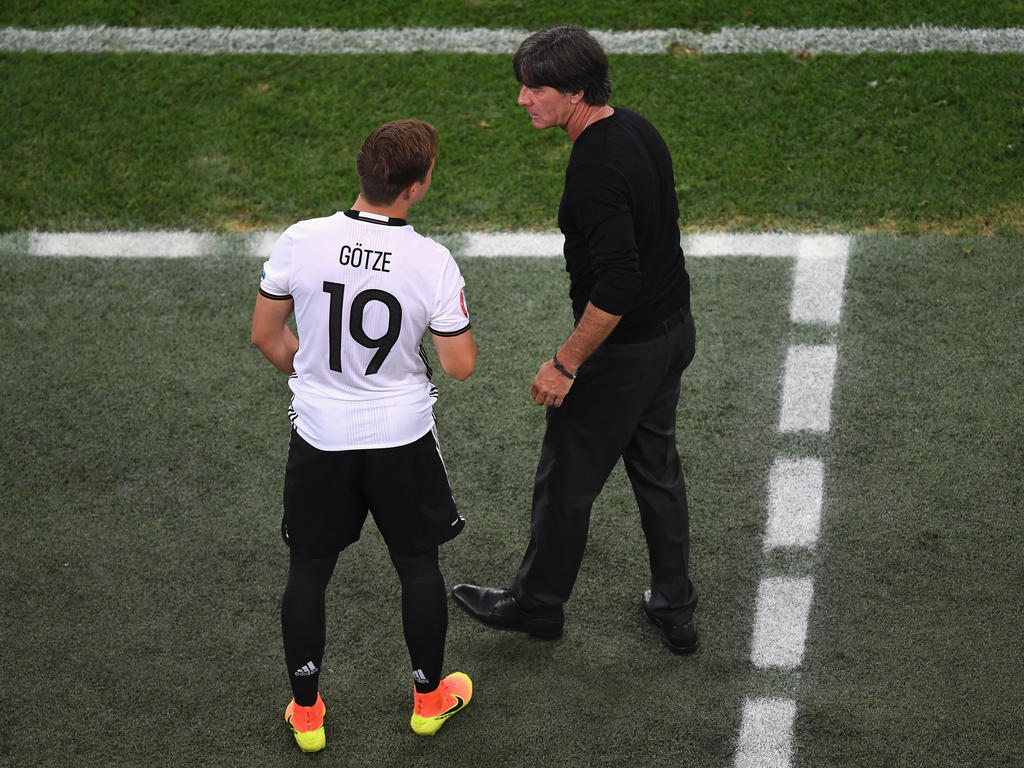 Bundestrainer Joachim Löw (r.) könnte auf Mario Götze zurückgreifen
