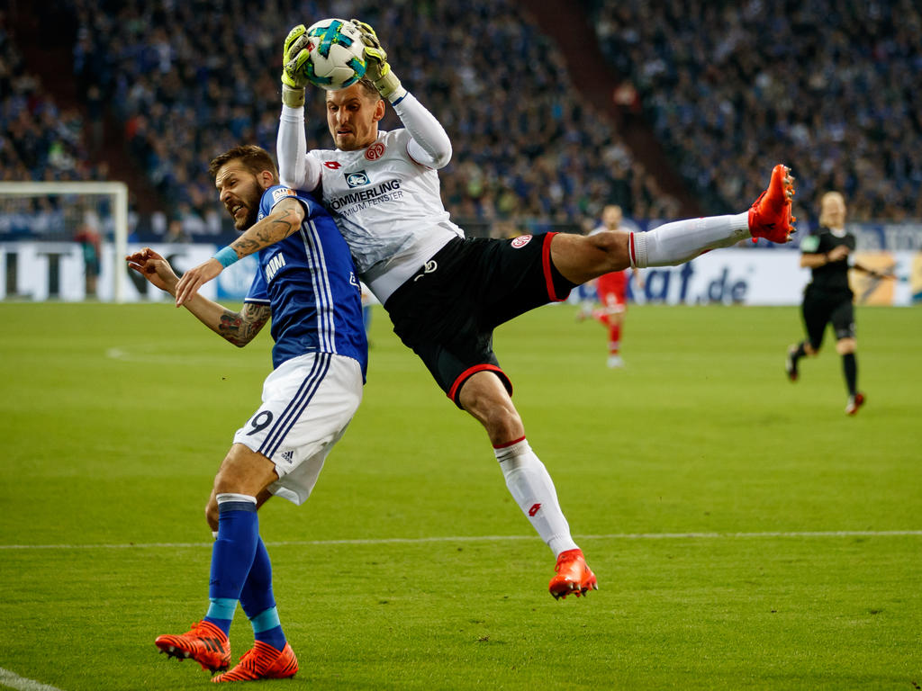 Guido Burgstaller (l.) gewann mit Schalke gegen René Adlers Mainzer