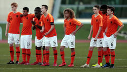Xavi Simons, en el centro con el pelo rizado, con la Sub-16 holandesa.