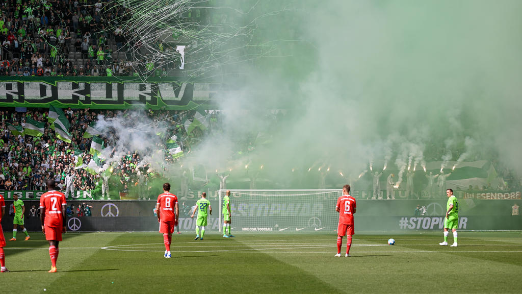 Wolfsburger Fans brennen vor dem Spiel gegen den FC Bayern Pyrotechnik ab
