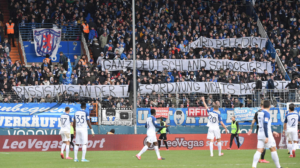 Auch die VfL-Fans aus Bochum zeigten Plakate gegen Dietmar Hopp