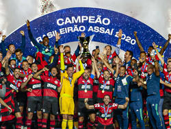 El Flamengo levanta el trofeo de campeón de Liga.