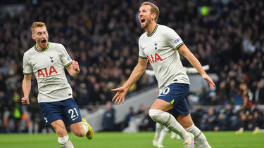 Harry Kane (r.) von den Tottenham Hotspur feiert seinen Treffer zum 1:0