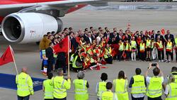 Rund 50 Kinder begrüßen das Team von Albanien auf dem Flughafen