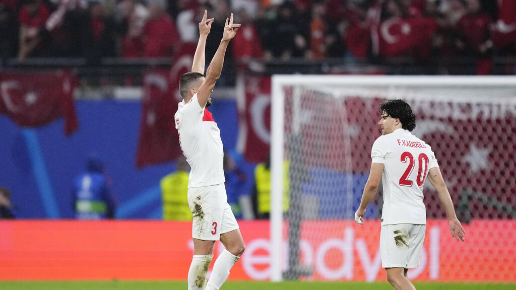 Merih Demiral zeigte den umstrittenen Wolfsgruß Merih Demiral zeigte den umstrittenen Wolfsgruß