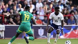 Englands Bukayo Saka (rechts) tat sich mit seinem Team gegen Senegal schwer