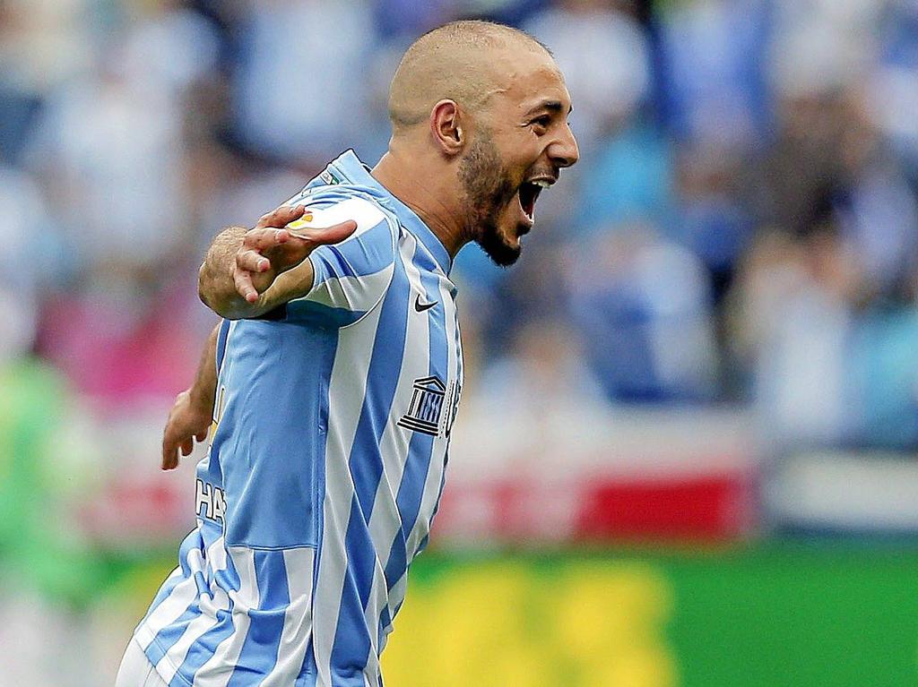 Nordin Amrabat juicht, want hij opent vlak na rust de score bij het competitieduel tussen Málaga CF en Deportiva La Coruña. (26-04-2015)