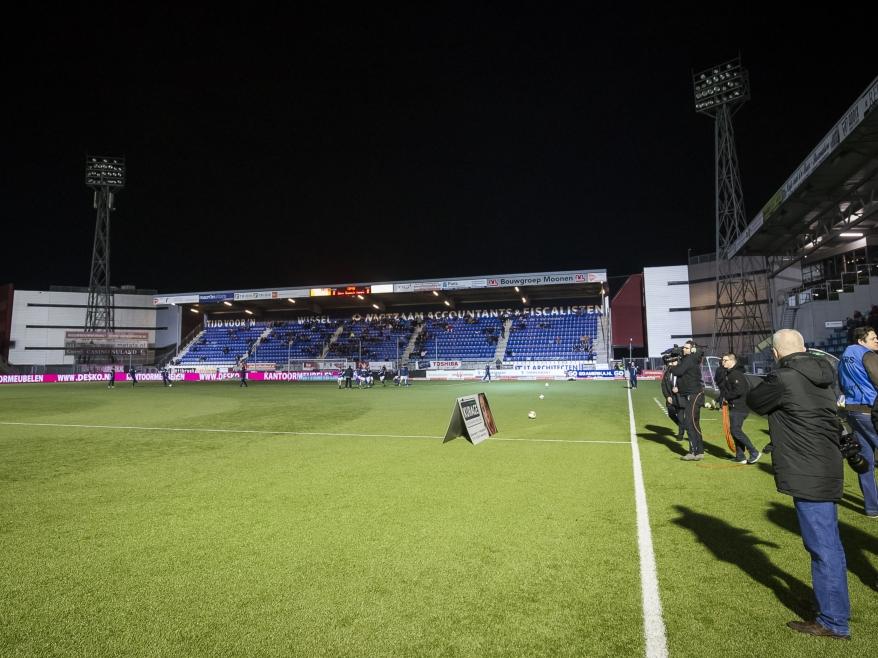 De lichtinstallatie in stadion De Vliert van FC Den Bosch valt vlak voor de wedstrijd tegen Sparta uit, waardoor de wedstrijd in Brabant later begint. (29-01-2016)