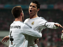 Cristiano Ronaldo(r.) viert met Sergio Ramos(l.) het tweede doelpunt dat laatstgenoemde maakte in de halve finale Champions League tussen Bayern München - Real Madrid. (29-04-2014) 
