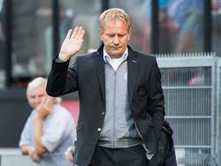 Jan de Jonge maakt een wegwerpgebaar als zijn ploeg weer heeft verloren in de Eredivisie. (30-08-2014)