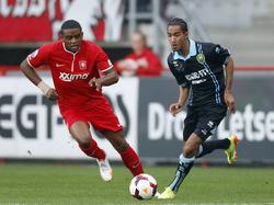 Jerson Cabral (r.) laat Kyle Ebecilio achter zich in de wedstrijd FC Twente  - ADO Den Haag. (02-04-2014)
