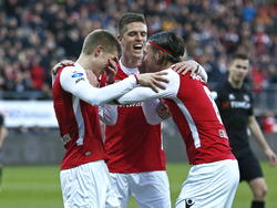 De spelers van AZ vieren het doelpunt van Aron Jóhannsson tijdens het duel met Heracles Almelo. (01-02-2015). 