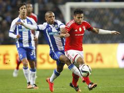 Portos Yacine Brahimi (l.) und Benficas Eduardo Salvio kämppfen um Ball und Meisterschaft