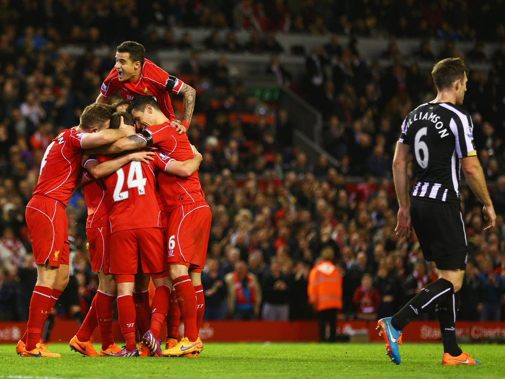 Die Spieler des FC Liverpool feiern den Sieg gegen Newcastle