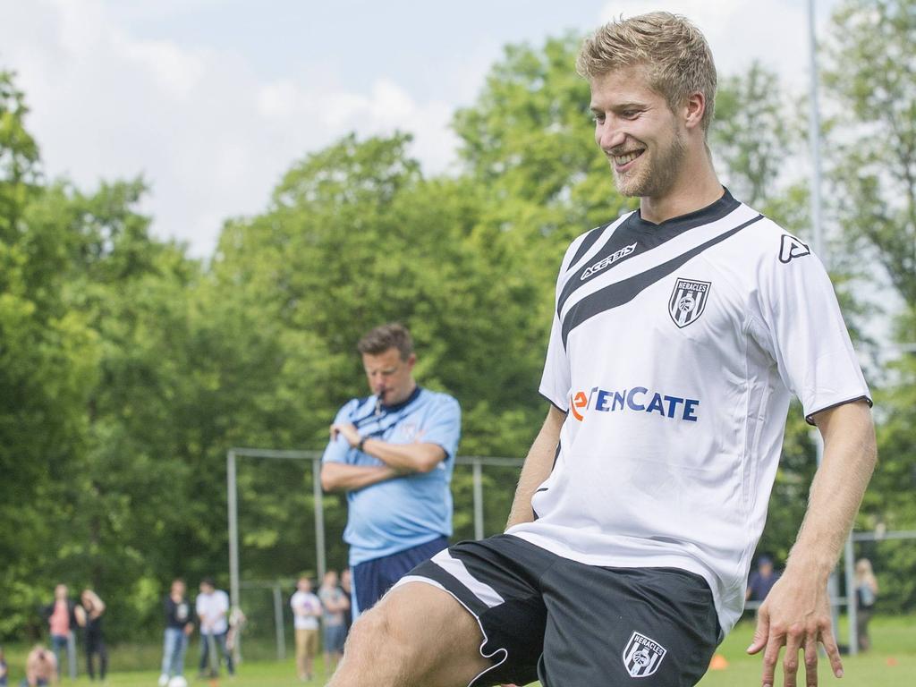 Met een brede glimlach begint Wout Droste aan zijn eerste training bij Heracles Almelo. De verdediger kwam in de zomer over van SC Cambuur. (29-06-2015)