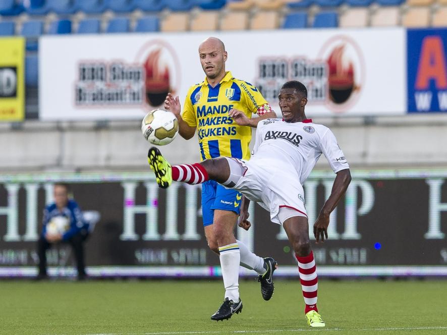 Steef Nieuwendaal (l.) vecht een duel uit met Yaël Eisden (r.) tijdens het competitieduel RKC Waalwijk - Sparta Rotterdam. (14-08-2015)