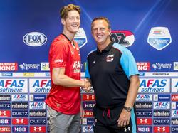 Wout Weghorst (l.) schudt de hand met zijn nieuwe trainer John van den Brom (r.) bij de presentatie van de lange aanvaller. (06-07-2016)
