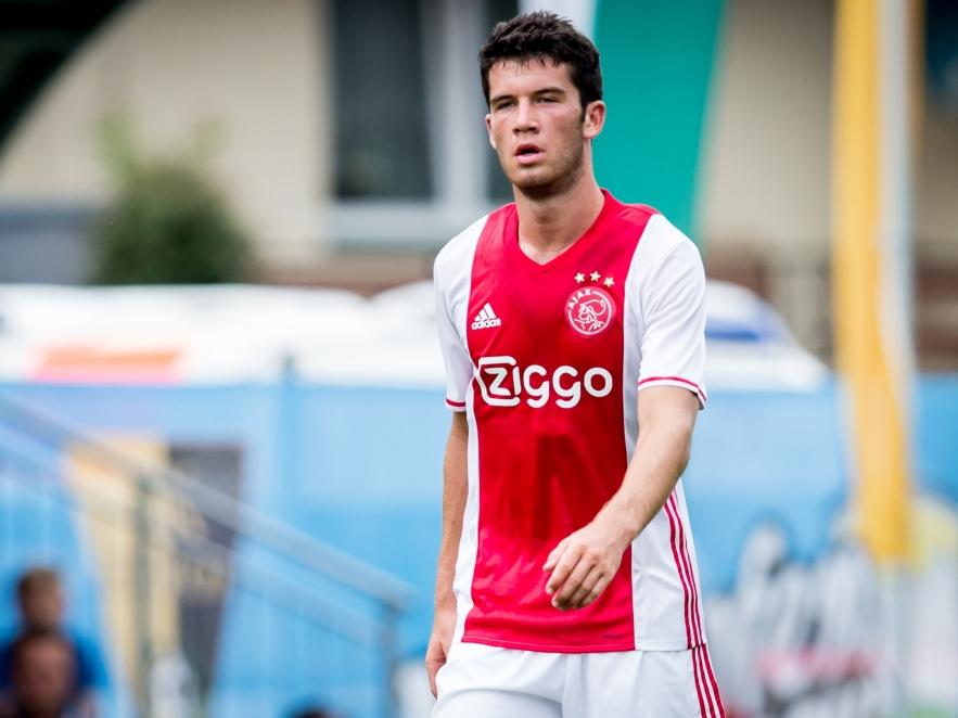 Jongeling Pelle Clement krijgt in de voorbereiding een kans bij het eerste elftal van Ajax. Hier speelt hij mee in het oefenduel met FC Liefering. (09-07-2016)