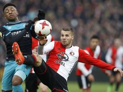 Bart Nieuwkoop (r.) vecht een duel uit met Steven Bergwijn (l.) tijdens het competitieduel Feyenoord - PSV (26-02-2017).