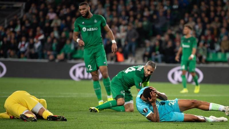 Wolfsburgs Lukas Nmecha (r.) fällt mit einer Gehirnerschütterung mehrere Tage aus Wolfsburgs Lukas Nmecha (r.) fällt mit einer Gehirnerschütterung mehrere Tage aus