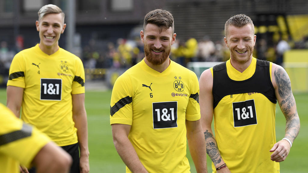 Salih Özcan (M.) will mit dem BVB in den nächsten Jahren Erfolge feiern