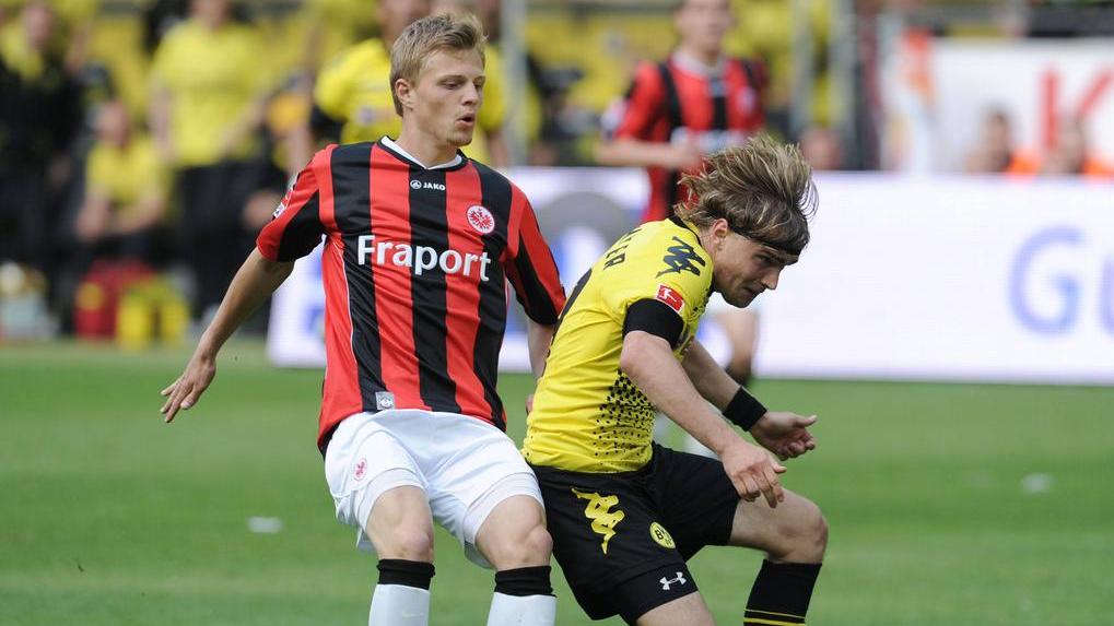 Marcel Titsch-Rivero (l.) bei seinem Rekord-Foul gegen Marcel Schmelzer vom BVB Marcel Titsch-Rivero (l.) bei seinem Rekord-Foul gegen Marcel Schmelzer vom BVB