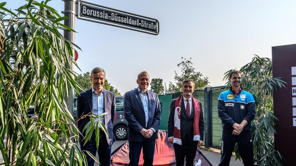 Gute Laune bei der Enthüllung des Straßenschilds Gute Laune bei der Enthüllung des Straßenschilds