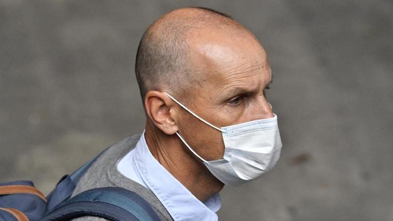 Heiko Herrlich, Trainer vom FC Augsburg, ist mit einer Nasen-Mund-Bedeckung unterwegs