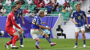 Ritsu Doan (Mitte) hat Japan den Weg ins Viertelfinale des Asien Cups geebnet