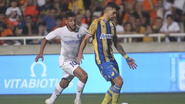 Auch Spiele von Rekordmeister Apoel Nikosia (r.) standen vor der Absage