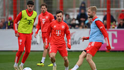 Konrad Laimer (r.) und Aleksandar Pavlovic (l.) sollen beim FC Bayern bleiben