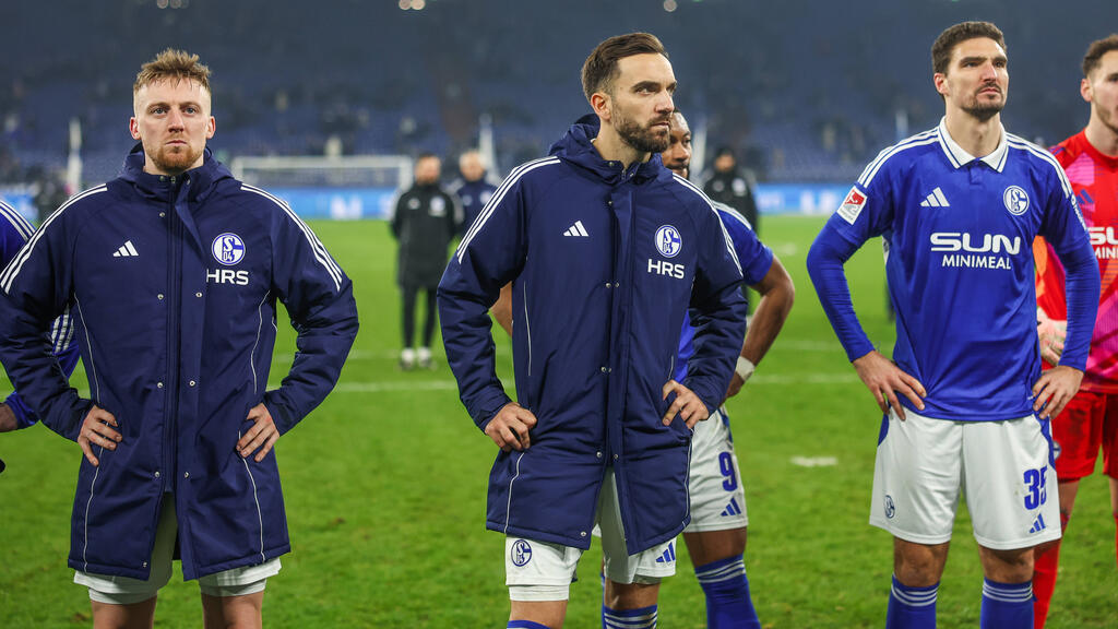 Kenan Karaman (M.) kassierte mit seinen Schalkern fünf Gegentore Kenan Karaman (M.) kassierte mit seinen Schalkern fünf Gegentore