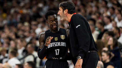 Álex Mumbrú (M.) beim Abklatschen mit Dennis Schröder