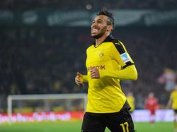 Pierre-Emerick Aubameyang kan lachen tijdens het competitieduel Borussia Dortmund - Bayern München. (05-03-2016)