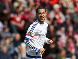 Chelsea-speler Eden Hazard loopt blij weg als hij heeft gescoord tijdens het competitieduel met Bournemouth. (23-04-2016)
