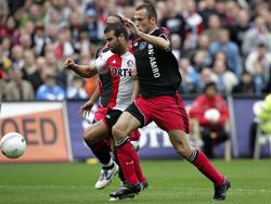 John Heitinga (r.) en Ali Boussaboun (l.) in duel tegen elkaar om de bal tijdens De Klassieker van 2006. (05-02-2006).