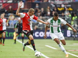 Sven van Beek (l.) laat Danny Hoesen (r.) niet ontsnappen tijdens het competitieduel Feyenoord - FC Groningen. (05-10-2014) 
