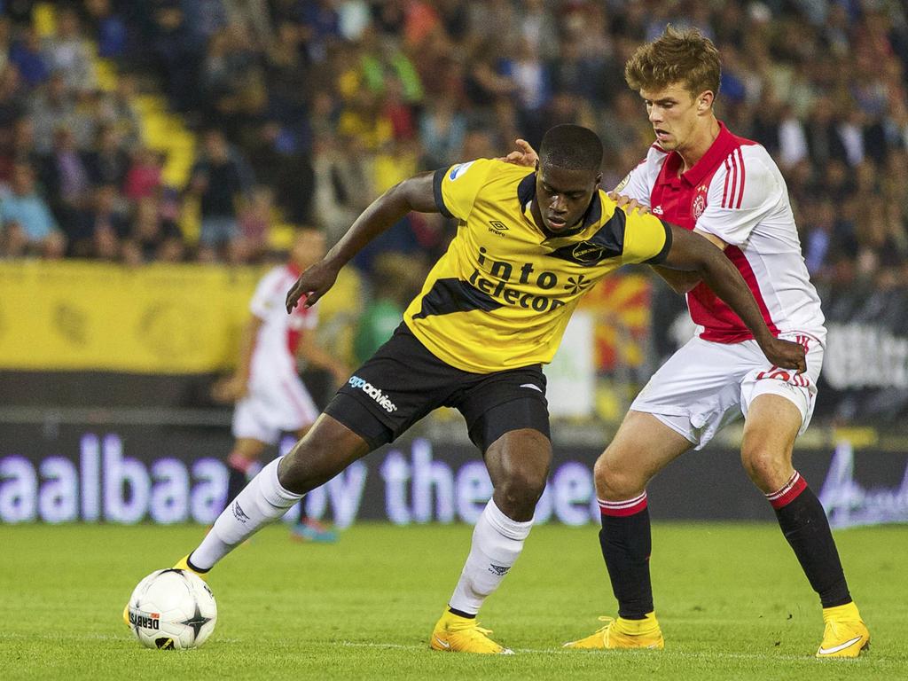 Isak Ssewankambo (l.) wint een duel van Lucas Andersen (r.) tijdens NAC Breda - Ajax. (27-09-2014)