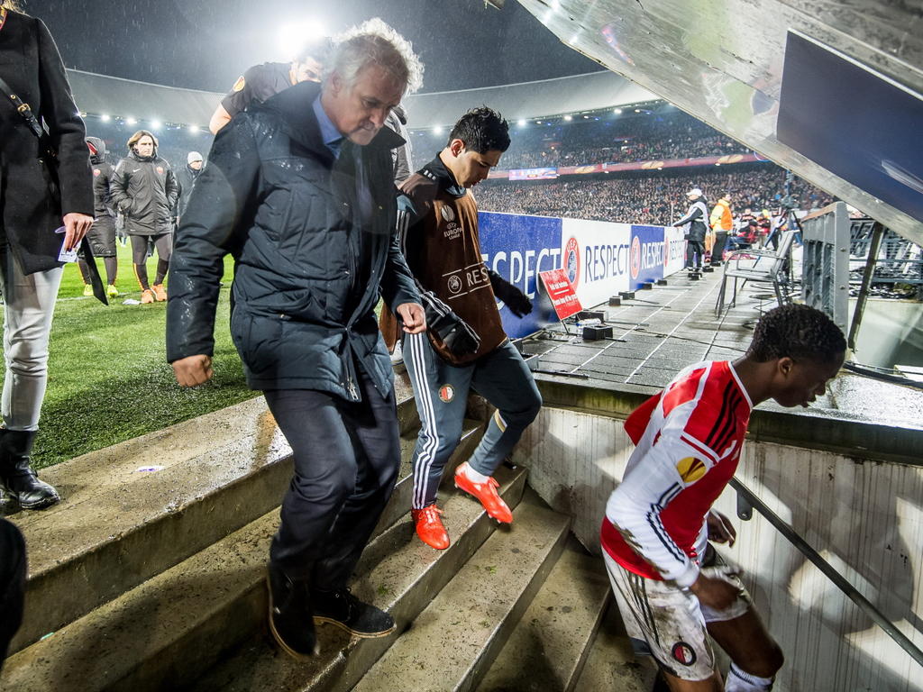 Trainer Fred Rutten van Feyenoord zoekt met zijn ploeg de kleedkamers op, omdat de zestiende finale in de Europa League tegen AS Roma wordt stilgelegd. (26-02-2015)